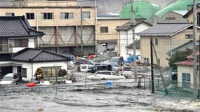 Rues inondées à Kenennuma, dans la préfecture de Miyagi. Le bilan du séisme survenu vendredi au japon et du tsunami qui a suivi devrait dépasser le millier de morts, selon l'agence de presse Kyodo. /Photo prise le 11 mars 2011/REUTERS/YOMIURI