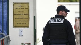 Un policier surveille la grande mosquée de Colmar, le 22 septembre