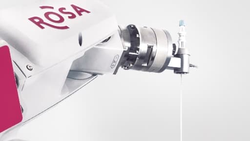 Le robot Rosa aide les chirurgiens a pratiquer des interventions précises et moins invasives.