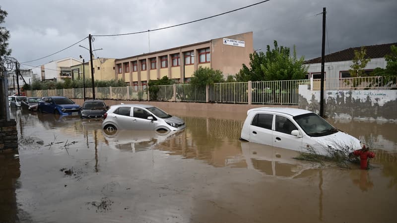 Des voitures sur une route inondée dans la ville de Volos, dans le centre de la Grèce, le 6 septembre 2023.
