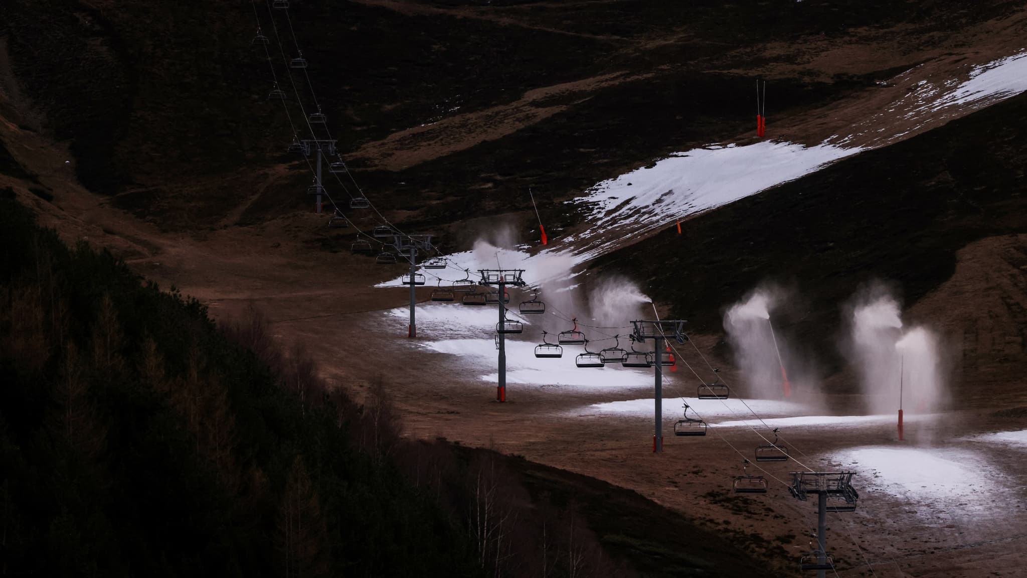 Des canons à neige aspergent une station de ski à Peyragudes, dans les Hautes-Pyrénées, en raison du manque de chutes de neige, le 5 janvier 2023 Des canons à neige aspergent une station de ski à Peyragudes, dans les Hautes-Pyrénées, en raison du manque de chutes de neige, le 5 janvier 2023