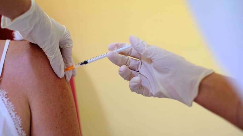 Une jeune femme se fait vacciner en Nouvelle-Calédonie.