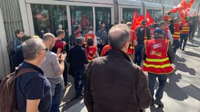 Des centaines de manifestants défilent le long du tramway à Lyon ce mercredi 22 mars 2023.