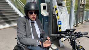 Pierrick Courilleau, élu municipal à Orsay, dénonce le manque d'accessibilité des transports franciliens.