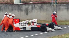 Alain Prost quittant sa voiture après un accrochage avec Ayrton Senna, qui sera finalement disqualifié 