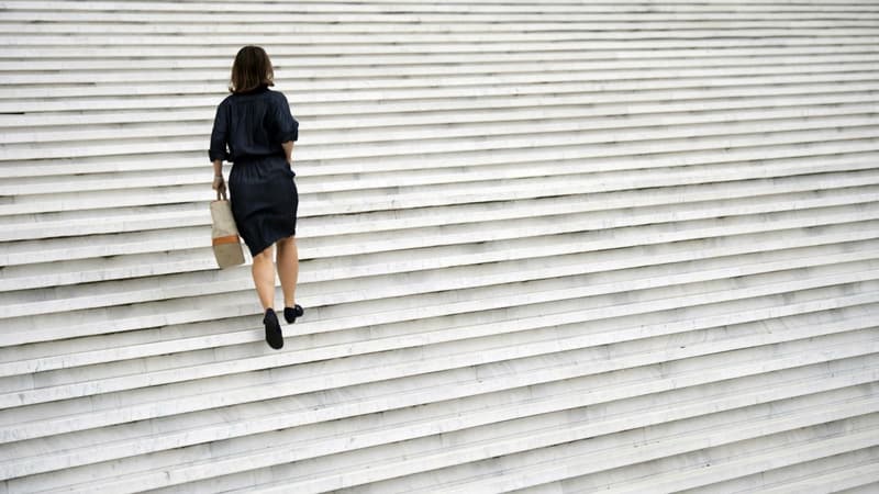 Une femme à La Défense le 11 septembre 2012 (photo d'illustration).