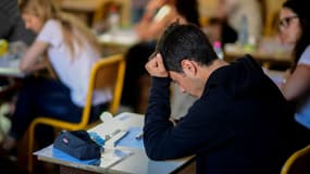 Un candidat planche durant l'épreuve de philosophie le 15 juin 2017 à Paris (photo d'illustration)