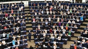 Les membres du Parlement européen applaudissent après le vote sur un projet de loi de restauration des écosystèmes, le 12 juillet 2023 à Strasbourg