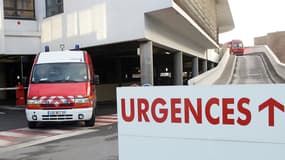 Trente-huit patients ont du être évacués d'un hôpital parisien lundi soir. 