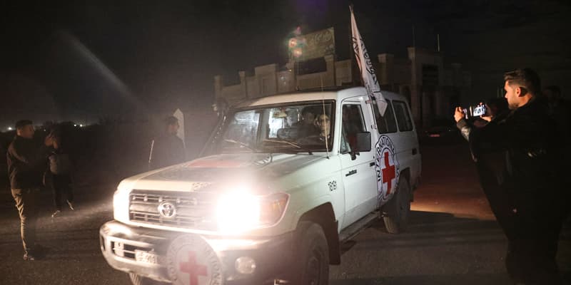 Un véhicule de la Croix Rouge transportant des otages libérés par le Hamas le 28 novembre 2023. Photo d'illustration