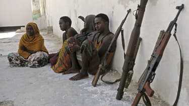 Des miliciens shebab assis près de plusieurs armes, après leur arrestation à Mogadiscio, le 5 mai 2016. (Photo d'illustration)