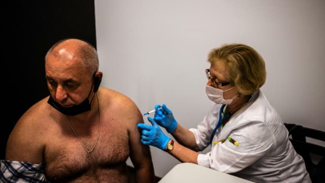 Un homme reçoit une dose du vaccin russe Spoutnik V dans un centre de vaccination à Moscou, le 25 juin 2021 (photo d'illustration)