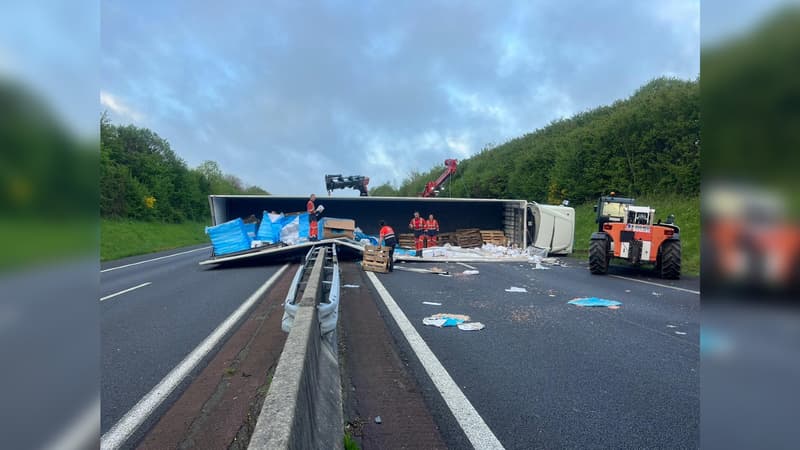 Un poids lourd, couché sur l'A84 après un accident, le vendredi 5 mai 2023 dans la Manche.