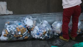 Des cannettes de bières et autres déchets entassés dans des sacs poubelle après une rave party (Photo d'illustration)