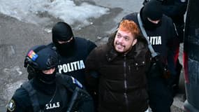 Mohamed Amra escorté par des policiers, le lendemain de son arrestation à Bucarest le 23 février 2025