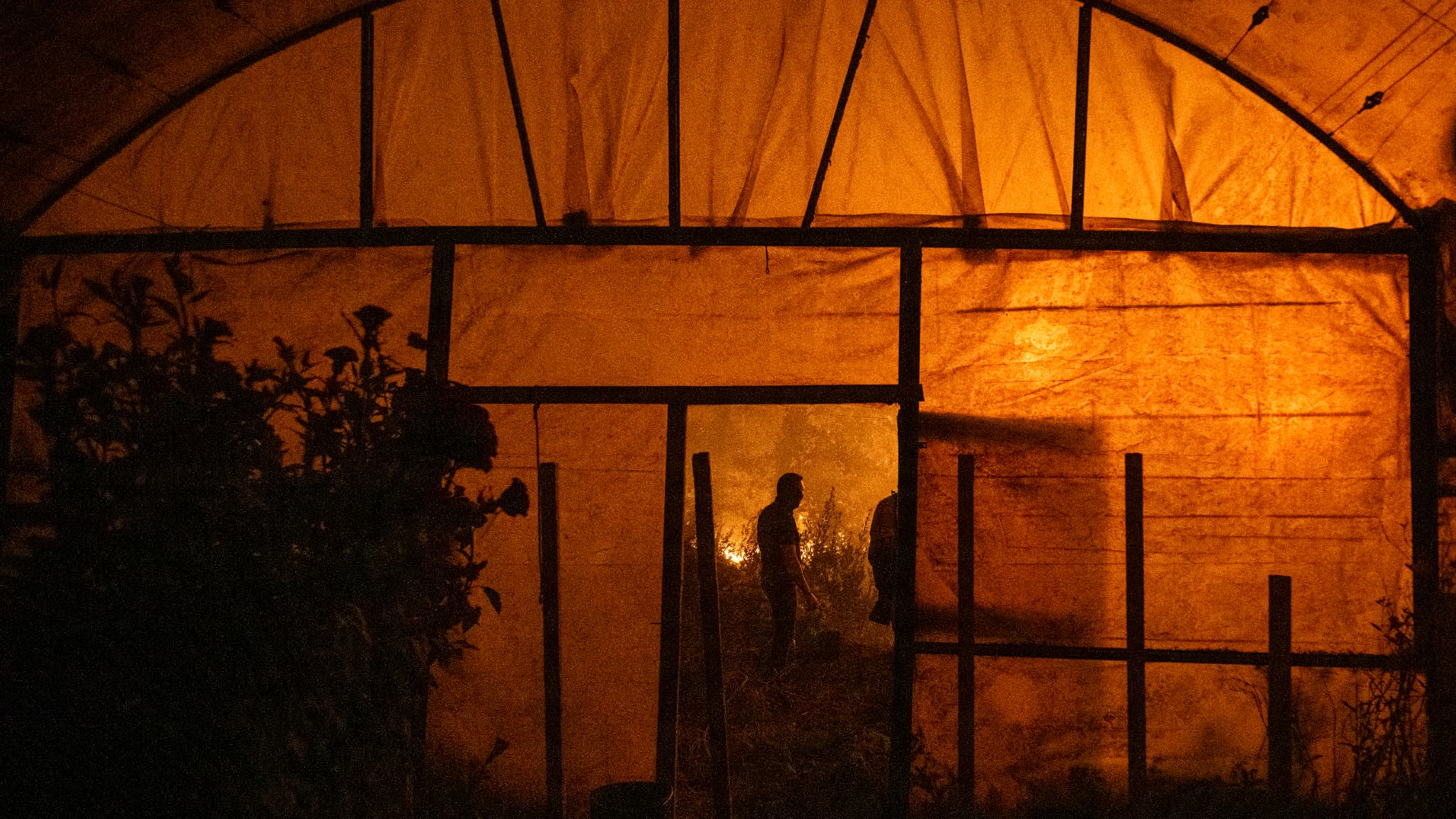 Des pompiers courent pour aider les villageois lors d'un incendie de forêt à Ribeira de Fraguas, Albergaria-a-Velha à Aveiro, le 16 septembre 2024. 
