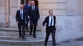 Le président de LR Éric Ciotti, accompagnés des présidents des groupes LR au Parlement, Olivier Marleix et Bruno Retailleau, le 5 avril 2023 à Paris.