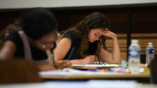 Des lycéennes composent à l'épreuve de philosophie du baccalauréat le 15 juin 2017 à Strasbourg Des lycéennes composent à l'épreuve de philosophie du baccalauréat le 15 juin 2017 à Strasbourg