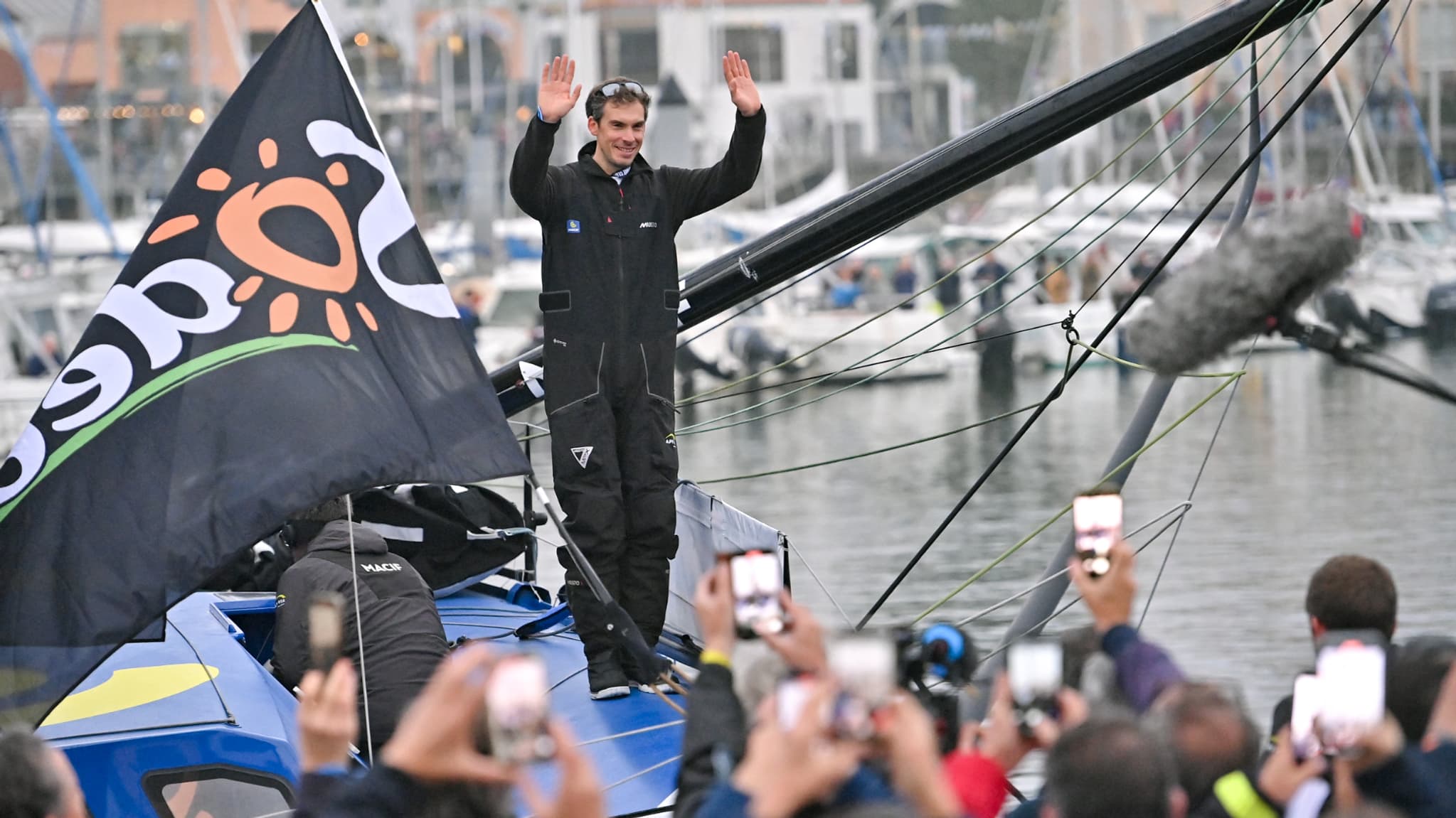 Charlie Dalin au départ, premier à passer la ligne de départ du dernier Vendée Globe mais finalement reclassé deuxième, visera une victoire lors de cette 10e édition, le 10 novembre 2024. Charlie Dalin au départ, premier à passer la ligne de départ du dernier Vendée Globe mais finalement reclassé deuxième, visera une victoire lors de cette 10e édition, le 10 novembre 2024.