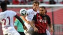 L'attaquant niçois Andy Delort au duel avec un joueur du Torino lors d'un match amical, le 30 juillet 2022.