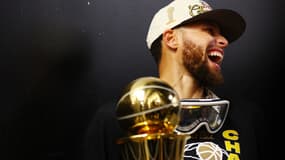 Stephen Curry avec son trophée de MVP des finales NBA