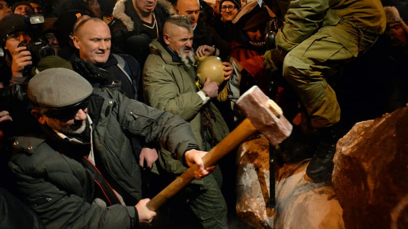 Des manifestants renversent une statue de Lénine, le 8 décembre, à Kiev, en Ukraine.