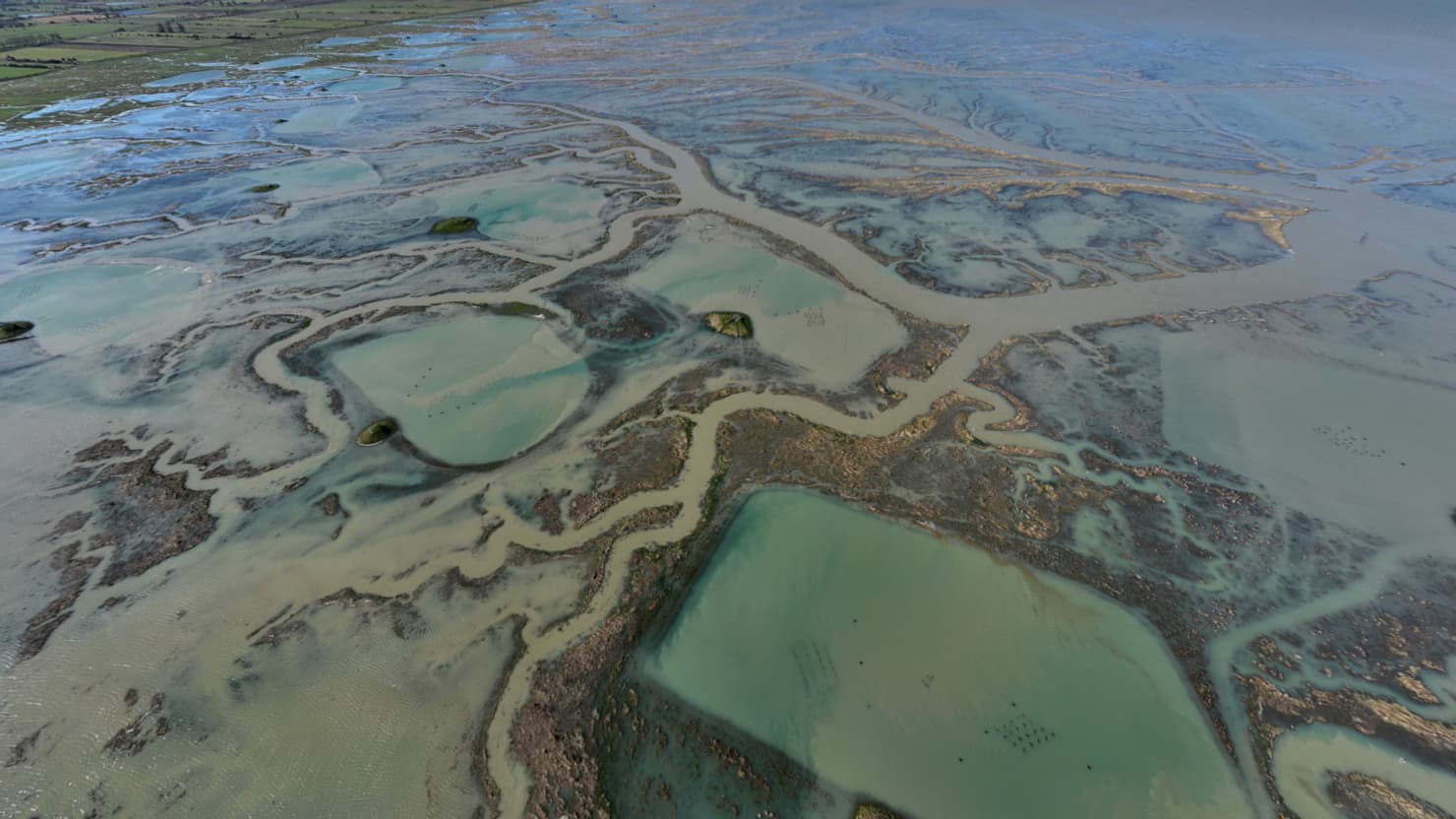 La Baie de Somme sous les eaux vue du ciel pendant la grande marée.