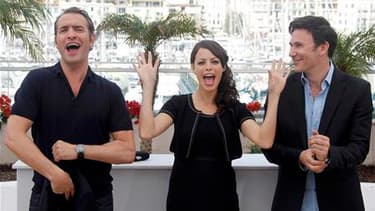 Jean Dujardin et Bérénice Béjo, qui incarnent les deux personnages principaux du film "The Artist", réalisé par Michel Hazanavicius (à droite). Cette comédie romantique en noir et blanc et muette, en lice pour la Palme d'or, a été présentée dimanche matin