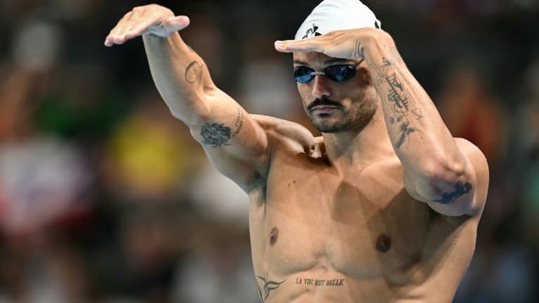 Le Français Florent Manaudou participe à l'échauffement avant une épreuve de natation lors des Jeux olympiques de Paris 2024 à la Paris La Defense Arena à Nanterre, à l'ouest de Paris, le 29 juillet 2024