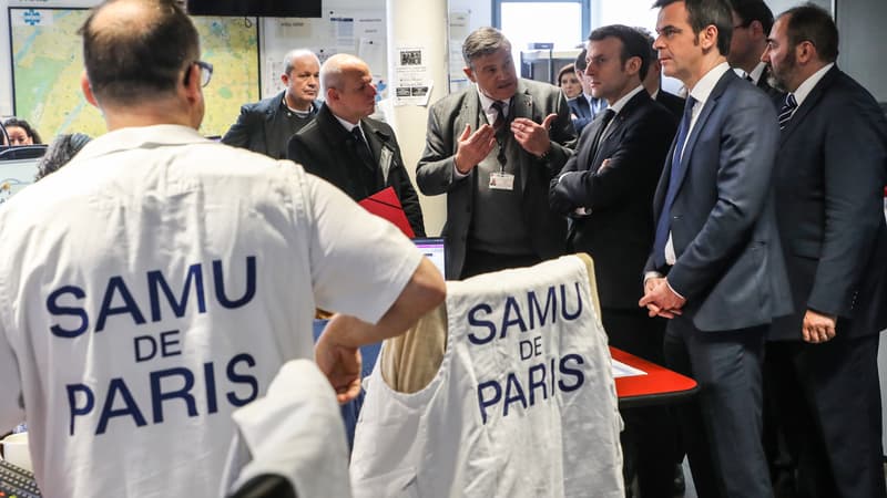 Le président français Emmanuel Macron et le ministre de la Santé Olivier Véran devant le personnel du Samu le 10 mars 2020 à Paris