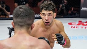 Le combattant de MMA français Axel Sola face au Russe Soslan Gagloev pour la ceinture des -70kg de l'ARES, le 26 septembre 2024.