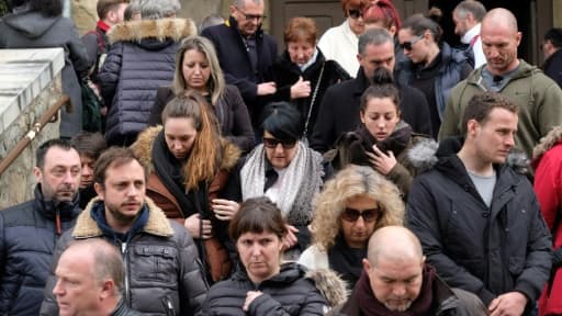 Des personnes quittent la cérémonie à la mémoire des quatre victimes de Radouane Lakdim, le 25 mars 2018 à l'église de Saint Etienne à Trèbes, dans le sud-ouest de la France