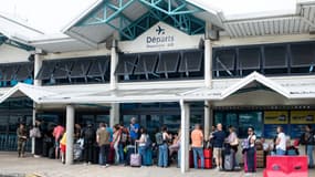 Des passagers à l'aéroport à  l'aéroport de Magenta, le 5 juin 2024