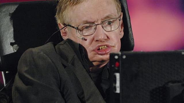 Pour le célèbre astrophysicien Stephen Hawking, le plus grand mystère de l'univers reste les femmes. /Photo d'archives/REUTERS/Sheryl Nadler