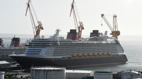 Le paquebot Disney Dream de la compagnie de croisière Walt Disney, qui doit arriver le 23 mai 2024 en rade Villefranche-sur-Mer, ici pris en photo le 26 octobre 2020 au port de Brest.