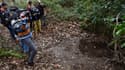 Des journalistes prennent des images d'un trou dans une forêt près de la ville basque espagnole d'Irun où la Guardia civil espagnole a trouvé des explosifs, le 8 mars 2017