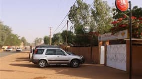 Devant le restaurant de Niamey dans lequel Antoine de Léocour et Vincent Delory ont été enlevés vendredi soir. Selon une source proche des forces de sécurité nigériennes, celles-ci détiennent deux suspects, membres présumés du groupe d'Al Qaïda au Maghreb
