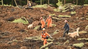 Les secours intensifent leurs efforts à la recherche de survivants dans le village de Minami-Aso emporté par un glissement de terrain, le 18 avril 2016