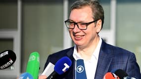 Le président serbe Aleksandar Vucic à la sortie d'un bureau de vote à Belgrade, le 3 avril 2022
