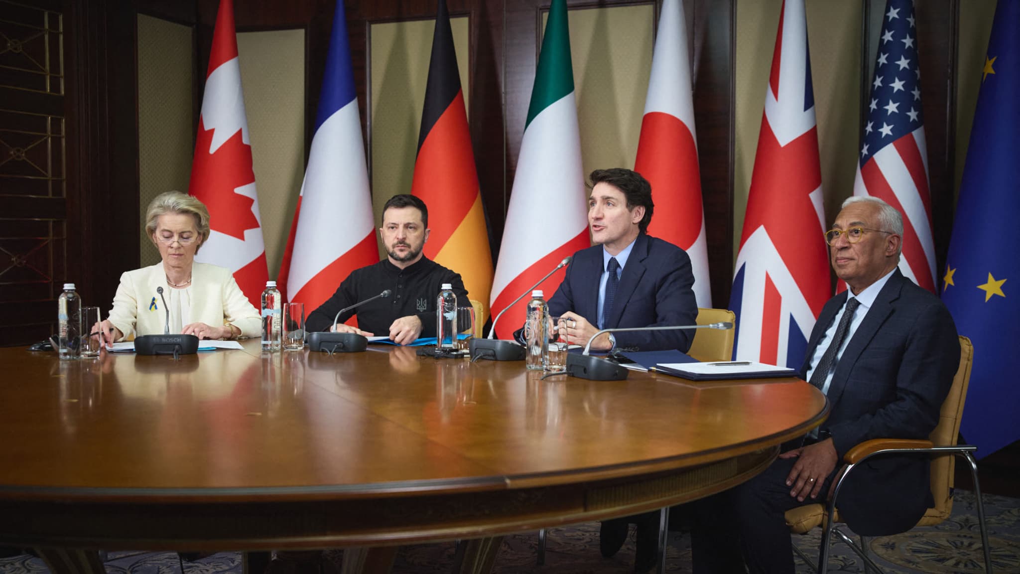 Ursula von der Leyen, Volodymyr Zelensky, Justin Trudeau, et Antonio Costa avec les dirigeants du G7 par visioconférence à Kiev, à l'occasion du troisième anniversaire de l'invasion de l'Ukraine par la Russie, le 24 février 2025. Ursula von der Leyen, Volodymyr Zelensky, Justin Trudeau, et Antonio Costa avec les dirigeants du G7 par visioconférence à Kiev, à l'occasion du troisième anniversaire de l'invasion de l'Ukraine par la Russie, le 24 février 2025.