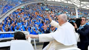 Le pape François salue la foule à son arrivée au stade Vélodrome de Marseille pour célébrer une messe, le 23 septembre 2023