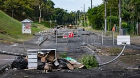 Un barrage sur une route du quartier de Jacaranda, le 2 juin 2024 à Dumbéa, en Nouvelle-Calédonie
