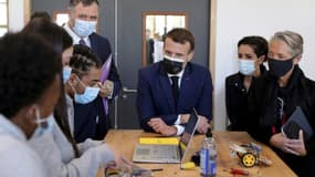 Emmanuel Macron auprès de jeunes le 1er mars 2021 dans un centre de formation aux métiers industriels à Stains (Seine-Saint-Denis)