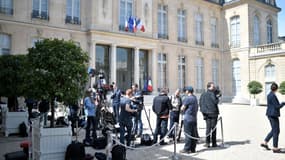 Les journalistes patientent dans la cour de l'Élysée