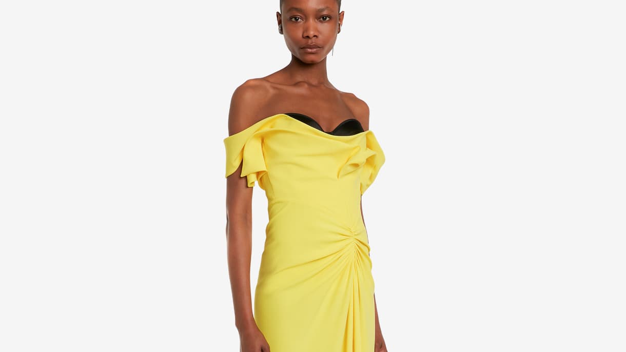 Robe jaune vive à épaules dénudes, jupe froncée et bustier noir, par Alexander McQueen