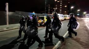 Policiers en patrouille dans le quartier londonien d'Eltham, mercredi soir. Le calme semble être revenu en Grande-Bretagne après la vague d'émeutes déclenchée le week-end dernier. /Photo prise le 10 août 2011/REUTERS/Stefan Wermuth