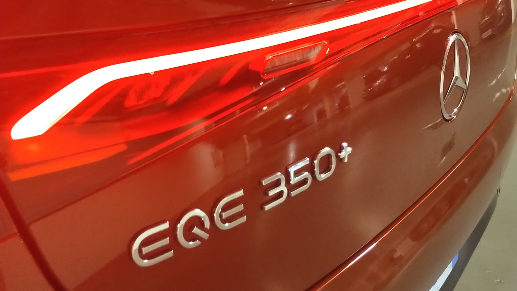 Notre version d'essai, l'EQE 350+, dispose d'une autonomie de 617 kilomètres en cycle WLTP. Notre version d'essai, l'EQE 350+, dispose d'une autonomie de 617 kilomètres en cycle WLTP.