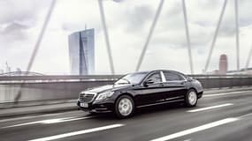 4,7 tonnes, 5,40m de long, la Maybach S600 Guard est un modèle hors normes. Mercedes ne donne cependant aucun chiffre concernant la consommation du V12 dui tracte la limousine.