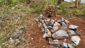 Une tombe sur le bord d'une route de Mayotte, en décembre 2024.