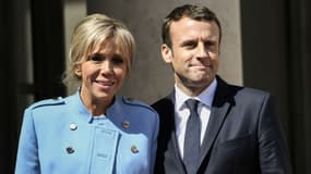Le président de la République pose avec sa femme, Brigitte Macron, à l'Elysée avant la cérémonie d'investiture, le 14 mai 2017 à Paris. 